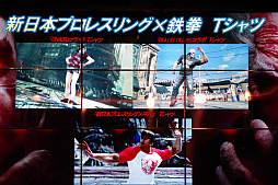 画像ギャラリー No.017のサムネイル画像 / 「鉄拳7」の発売を記念した「e-sports TEKKEN BAR」がオープン。名誉店長に就任したオカダ・カズチカ選手が原田Pをお姫様抱っこしたイベントをレポート