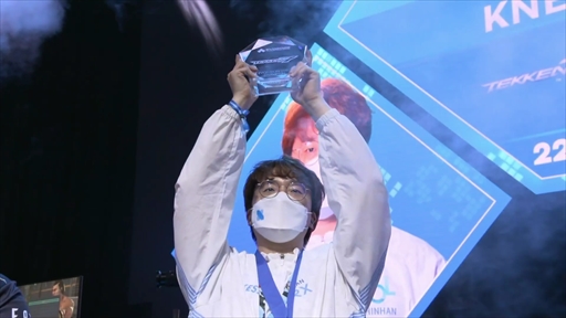 画像ギャラリー No.004のサムネイル画像 / ［EVO2022］「鉄拳7」部門優勝はKnee選手。韓国の鉄拳神がウィナーズラウンドを勝ち進み，完全優勝を成し遂げる