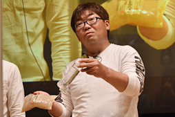 画像ギャラリー No.011のサムネイル画像 / バイオハザード7のサウンドチームがそのメイキングを実演。効果音に必要なのは糸こんにゃくとローション，洗面器!?