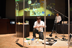画像ギャラリー No.012のサムネイル画像 / バイオハザード7のサウンドチームがそのメイキングを実演。効果音に必要なのは糸こんにゃくとローション，洗面器!?