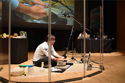 画像ギャラリー No.014のサムネイル画像 / バイオハザード7のサウンドチームがそのメイキングを実演。効果音に必要なのは糸こんにゃくとローション，洗面器!?