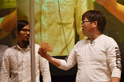 画像ギャラリー No.015のサムネイル画像 / バイオハザード7のサウンドチームがそのメイキングを実演。効果音に必要なのは糸こんにゃくとローション，洗面器!?