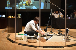 画像ギャラリー No.017のサムネイル画像 / バイオハザード7のサウンドチームがそのメイキングを実演。効果音に必要なのは糸こんにゃくとローション，洗面器!?