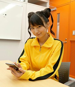 画像ギャラリー No.015のサムネイル画像 / 「ゴッドオブハイスクール」，蒼生桃子役の高野麻里佳さんが編集部にやって来た。サイン入りチェキをかけた戦いを動画で紹介
