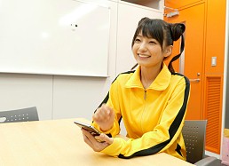 画像ギャラリー No.036のサムネイル画像 / 「ゴッドオブハイスクール」，蒼生桃子役の高野麻里佳さんが編集部にやって来た。サイン入りチェキをかけた戦いを動画で紹介