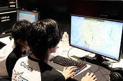 画像ギャラリー No.007のサムネイル画像 / 「PUBG JAPAN SERIES Season1 Grade1 Phase2」,V3 FOXがαリーグ以来の首位に立つ。PGR_poly選手が前人未踏の3連続最多キルを獲得したDAY5レポート