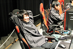 画像ギャラリー No.010のサムネイル画像 / 「PUBG JAPAN SERIES Season1 Grade1 Phase2」,V3 FOXがαリーグ以来の首位に立つ。PGR_poly選手が前人未踏の3連続最多キルを獲得したDAY5レポート