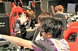 画像ギャラリー No.011のサムネイル画像 / 「PUBG JAPAN SERIES Season1 Grade1 Phase2」,V3 FOXがαリーグ以来の首位に立つ。PGR_poly選手が前人未踏の3連続最多キルを獲得したDAY5レポート