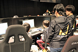 画像ギャラリー No.027のサムネイル画像 / 「PUBG JAPAN SERIES Season1 Grade1 Phase2」,V3 FOXがαリーグ以来の首位に立つ。PGR_poly選手が前人未踏の3連続最多キルを獲得したDAY5レポート