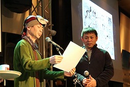 画像ギャラリー No.005のサムネイル画像 / 「ボコスカウォーズII」の発売記念イベントが開催。前作の発売から33年間シリーズを支えてきた人達に,監督のラショウ氏が感謝を示した