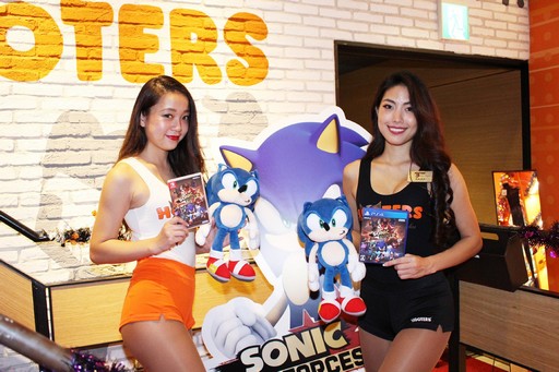 画像ギャラリー No.002のサムネイル画像 / 「ソニックフォース」と「HOOTERS」のコラボが本日スタート。ソニックファミリーとHOOTERS GIRLの競演を，チリドッグで楽しもう