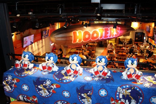 画像ギャラリー No.003のサムネイル画像 / 「ソニックフォース」と「HOOTERS」のコラボが本日スタート。ソニックファミリーとHOOTERS GIRLの競演を，チリドッグで楽しもう