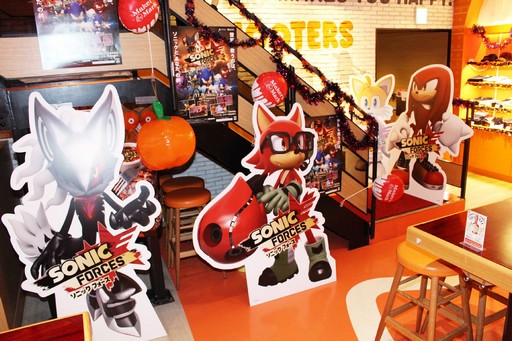 画像ギャラリー No.006のサムネイル画像 / 「ソニックフォース」と「HOOTERS」のコラボが本日スタート。ソニックファミリーとHOOTERS GIRLの競演を,チリドッグで楽しもう