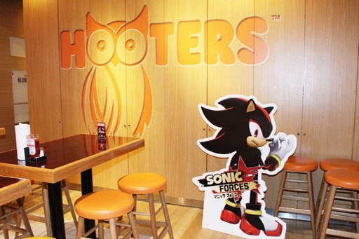 画像ギャラリー No.007のサムネイル画像 / 「ソニックフォース」と「HOOTERS」のコラボが本日スタート。ソニックファミリーとHOOTERS GIRLの競演を,チリドッグで楽しもう