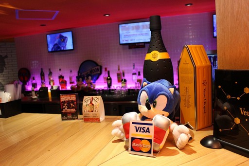 画像ギャラリー No.008のサムネイル画像 / 「ソニックフォース」と「HOOTERS」のコラボが本日スタート。ソニックファミリーとHOOTERS GIRLの競演を,チリドッグで楽しもう