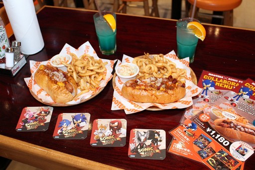 画像ギャラリー No.009のサムネイル画像 / 「ソニックフォース」と「HOOTERS」のコラボが本日スタート。ソニックファミリーとHOOTERS GIRLの競演を,チリドッグで楽しもう