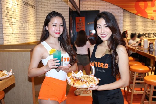 画像ギャラリー No.010のサムネイル画像 / 「ソニックフォース」と「HOOTERS」のコラボが本日スタート。ソニックファミリーとHOOTERS GIRLの競演を,チリドッグで楽しもう