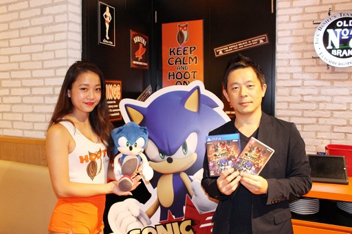 画像ギャラリー No.012のサムネイル画像 / 「ソニックフォース」と「HOOTERS」のコラボが本日スタート。ソニックファミリーとHOOTERS GIRLの競演を，チリドッグで楽しもう