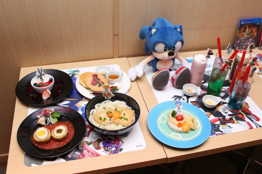 画像ギャラリー No.010のサムネイル画像 / 「ソニックフォース」×スイーツパラダイスのコラボ「ソニックカフェ」が開催中。中村プロデューサーと橘 ゆりかさんが特製コラボメニューを試食した