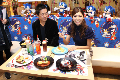 画像ギャラリー No.023のサムネイル画像 / 「ソニックフォース」×スイーツパラダイスのコラボ「ソニックカフェ」が開催中。中村プロデューサーと橘 ゆりかさんが特製コラボメニューを試食した
