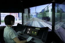 画像ギャラリー No.016のサムネイル画像 / 新たなAC版「電車でGO！！」が発表に。3画面の大型ディスプレイに映し出される車窓風景で，運転士気分が味わえる。連動スマホアプリも今冬配信