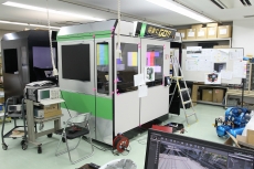 画像ギャラリー No.018のサムネイル画像 / 新たなAC版「電車でGO！！」が発表に。3画面の大型ディスプレイに映し出される車窓風景で，運転士気分が味わえる。連動スマホアプリも今冬配信