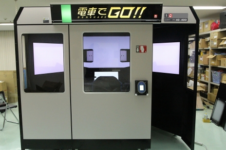 画像ギャラリー No.019のサムネイル画像 / 新たなAC版「電車でGO！！」が発表に。3画面の大型ディスプレイに映し出される車窓風景で，運転士気分が味わえる。連動スマホアプリも今冬配信