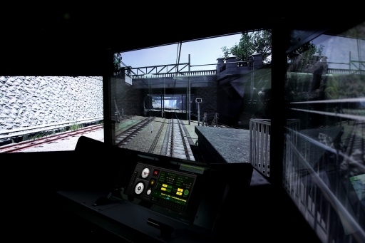 画像ギャラリー No.026のサムネイル画像 / 新たなAC版「電車でGO！！」が発表に。3画面の大型ディスプレイに映し出される車窓風景で，運転士気分が味わえる。連動スマホアプリも今冬配信