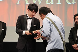 画像ギャラリー No.036のサムネイル画像 / 「第1回Aiming Awards」の授賞式が開催。「CARAVAN STORIES」と「ZUNDA フクロウとよみがえる月」の最新情報もお披露目されたイベントの模様をレポート