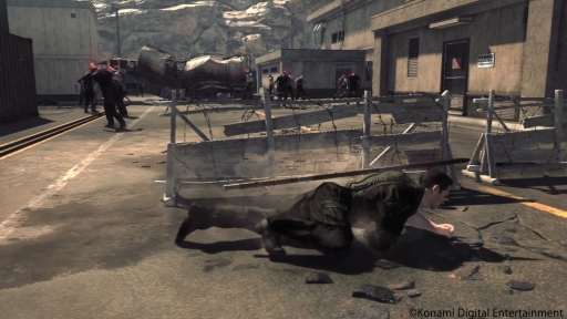 画像ギャラリー No.012のサムネイル画像 / 「METAL GEAR SURVIVE」の「シングルプレイモード」をプレイ。砂塵に包まれ,怪物が徘徊する未知の世界で,生き残るための厳しさを体感した