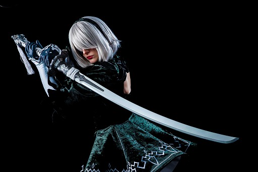 画像ギャラリー No.002のサムネイル画像 / 「NieR:Automata」2Bの剣「白の契約」を再現したスマート・トイ，予約受付を本日開始。斬撃音や2Bのセリフも楽しめる