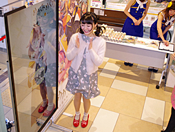 画像ギャラリー No.008のサムネイル画像 / 「めがみめぐり」発売記念イベントが秋葉原で開催中。声優の伊藤彩沙さんと尾崎由香さんが登場した抽選会とサイン会の模様をレポート