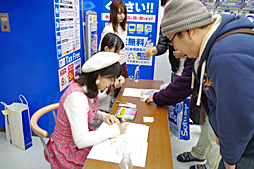 画像ギャラリー No.012のサムネイル画像 / 「めがみめぐり」発売記念イベントが秋葉原で開催中。声優の伊藤彩沙さんと尾崎由香さんが登場した抽選会とサイン会の模様をレポート