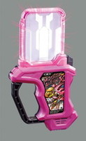 画像ギャラリー No.025のサムネイル画像 / 「オール仮面ライダー ライダーレボリューション」のストーリー冒頭部などが公開。「超エグゼイドボックス」にはオリジナルのライダーガシャットを同梱