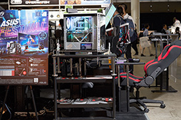 画像ギャラリー No.014のサムネイル画像 / ［TGS 2018］デスクの狭さに悩むゲーマーはTGS 2018の「バウヒュッテ×ROG」ブースへGO！　ゲーマー向けデバイスと家具を同時に試せる