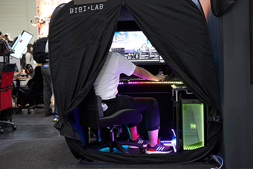画像ギャラリー No.017のサムネイル画像 / ［TGS 2018］デスクの狭さに悩むゲーマーはTGS 2018の「バウヒュッテ×ROG」ブースへGO！　ゲーマー向けデバイスと家具を同時に試せる