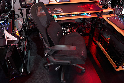 画像ギャラリー No.011のサムネイル画像 / ［TGS 2019］2020年版「着る毛布」からASUSの日本未発売製品まで，見どころ満載の「Bauhutte×ROG」共同ブースをチェック
