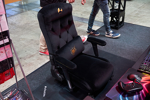 画像ギャラリー No.012のサムネイル画像 / ［TGS 2019］2020年版「着る毛布」からASUSの日本未発売製品まで，見どころ満載の「Bauhutte×ROG」共同ブースをチェック