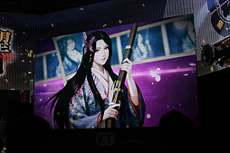 画像ギャラリー No.023のサムネイル画像 / ［TGS 2016］コーエー作品に縁の深い伊藤かな恵さんと竹本英史さんも登場。実機映像とOP映像が初公開された，スマホアプリ「信長の野望 〜俺たちの戦国〜」ステージイベント