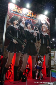 画像ギャラリー No.002のサムネイル画像 / ［TGS 2016］巨大女子高生を下から見上げながらゲームをプレイさせるという新発想。「スクールガールゾンビハンター」のプレイレポートをお届け