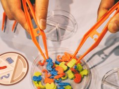 ［SPIEL'17］山椒は小粒でもピリリと辛いを地で行く，Blue Orangeのライトなゲーム。新作はピンセットを使う「Dr.Microbe」