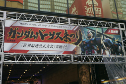 画像ギャラリー No.002のサムネイル画像 / 「ガンダムバーサスまつりin秋葉原」レポート。新旧プロデューサーが歴代シリーズ作品にまつわるトークを展開