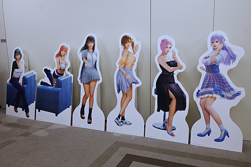 画像ギャラリー No.024のサムネイル画像 / 「DOAXVV」7周年記念生放送レポート。会場ではグッズの展示やイマーシブ恋愛ADV「Venus Vacation PRISM」の試遊会も行われた