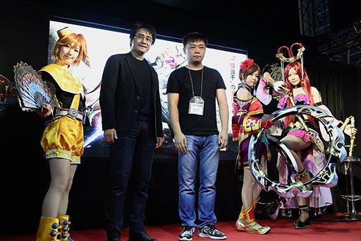画像ギャラリー No.012のサムネイル画像 / ［TGS 2016］シリーズとしては20年ぶりとなる対戦格闘ゲーム「真・三國無双 激闘版」のステージをレポート。鈴木亮浩氏，楊 岑氏へのインタビューも掲載