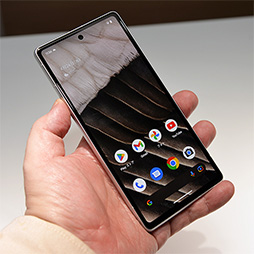 画像ギャラリー No.002のサムネイル画像 / Google初の折りたたみ式スマートフォン「Pixel Fold」発表。広げると約7.6型になるハイエンド端末で6月20日に予約受付を開始