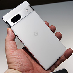 画像ギャラリー No.003のサムネイル画像 / Google初の折りたたみ式スマートフォン「Pixel Fold」発表。広げると約7.6型になるハイエンド端末で6月20日に予約受付を開始