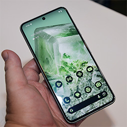 画像ギャラリー No.004のサムネイル画像 / Googleの新スマホ「Pixel 8」「Pixel 8 Pro」が10月12日に発売。従来製品から筐体サイズが小型化