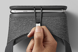 画像ギャラリー No.005のサムネイル画像 / Google純正の簡易VR HMD「Daydream View」は北米などで11月10日発売。ただし日本市場は現在のところ対象外
