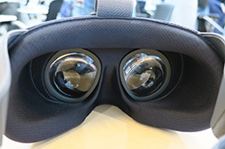 画像ギャラリー No.008のサムネイル画像 / Google,スマートフォン組み込み型VR HMD「Daydream View」を1万2000円で国内発売。第2世代モデル