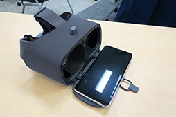 画像ギャラリー No.011のサムネイル画像 / Google,スマートフォン組み込み型VR HMD「Daydream View」を1万2000円で国内発売。第2世代モデル